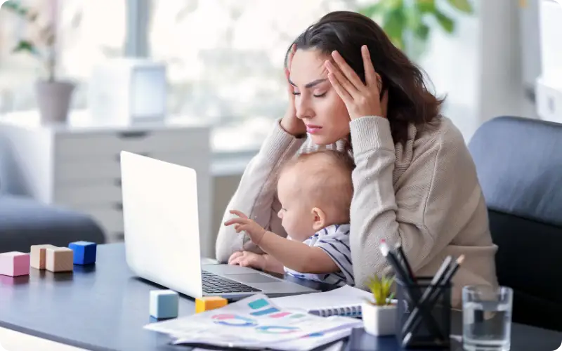 Mãe sentindo o estresse e a culpa do desequilíbrio parental, um problema comum que o ebook aborda.